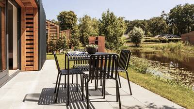 Eettafel in de tuin van een vakantiehuis op Dutchen Villapark Suitelodges Gooilanden