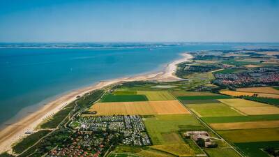Luchtfoto van vakantiepark EuroParcs Cadzand, de Noordzee het het Zeeuwse strand