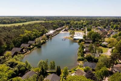 Luchtfoto van vakantiepark EuroParcs de Achterhoek met de recreatieplas en vakantiehuizen
