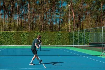Mensen aan het tennissen op de tennisbaan van vakantiepark Europarcs de Achterhoek