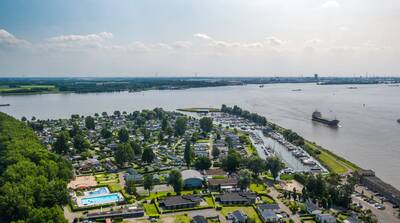 Luchtfoto van vakantiepark EuroParcs De Biesbosch en het Hollands Diep