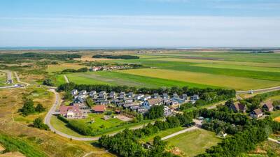 Luchtfoto van het kleinschalige vakantiepark EuroParcs De Koog op Texel