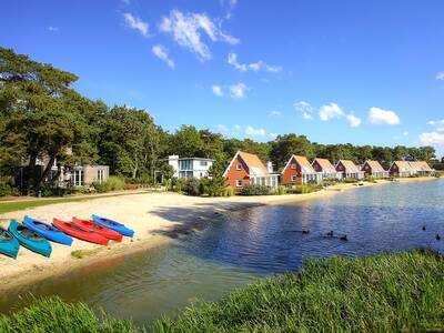 Vakantiehuizen en strand aan het meer op vakantiepark EuroParcs de Zanding