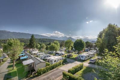 Luchtfoto van de camping van vakantiepark Europarcs Hermagor Nassfeld