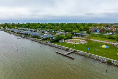 Luchtfoto van vakantiehuizen op vakantiepark EuroParcs Markermeer aan het Markermeer