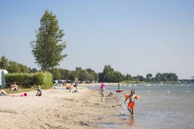 Strand aan het Veluwemeer op vakantiepark EuroParcs Zuiderzee