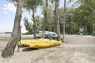 Kano's op het strand aan het Veluwemeer op vakantiepark Familiehuis Nunspeet