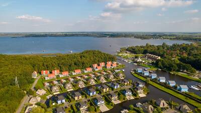 Luchtfoto van vakantiepark Landal De Bloemert met vakantiehuizen en veel water
