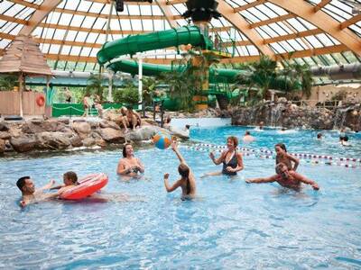 Golfslagbad in het subtropisch zwemparadijs op vakantiepark Landal De Lommerbergen