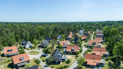 Luchtfoto van vakantiehuizen en bos van vakantiepark Landal De Vers