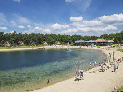 Speeltuin op het strand van de recreatieplas van vakantiepark Landal Landgoed 't Loo