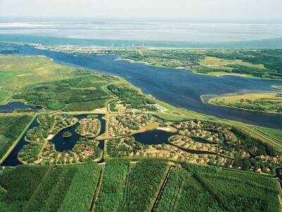 Luchtfoto van vakantiepark Landal Natuurdorp Suyderoogh