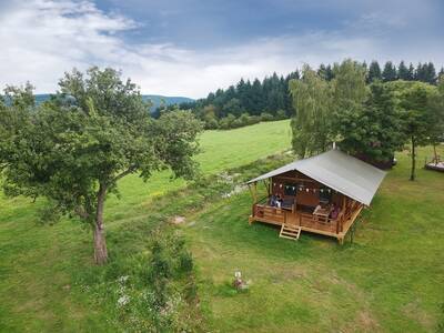 Luchtfoto van een safaritent op vakantiepark Landal Warsberg