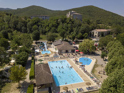 Luchtfoto van het zwembad op vakantiepark RCN La Bastide en Ardèche