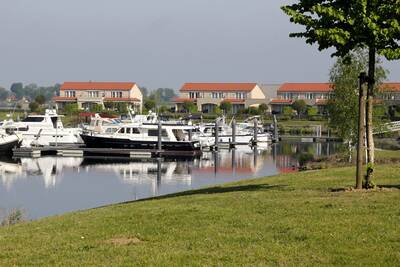 Boten in de jachthaven van vakantiepark Resort Boschmolenplas