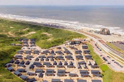 Luchtfoto van vakantiepark Roompot Bloemendaal aan Zee een het Noordzee strand