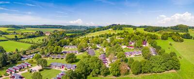 Luchtfoto van vakantiepark Roompot Bungalowpark Schin op Geul in de heuvels van Zuid-Limburg