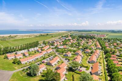 Luchtfoto van vakantiepark Roompot De Soeten Haert en het Noordzeestrand