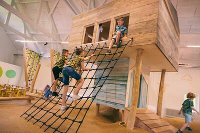 Kinderen spelen in de indoor speeltuin op vakantiepark Roompot Klein Vink