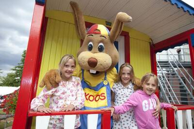 Kinderen samen met Koos konijn op vakantiepark Roompot Klein Vink