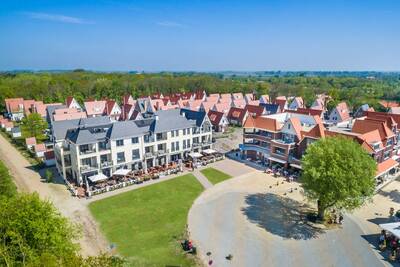 Luchtfoto van vakantiehuizen en appartementen op vakantiepark Roompot Noordzee Résidence Dishoek