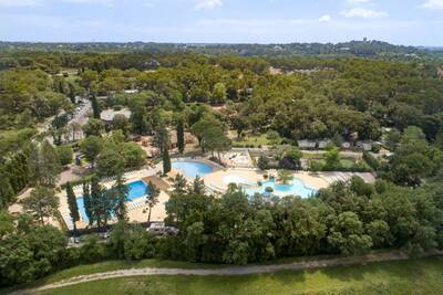 Luchtfoto van het buitenbad van vakantiepark Roompot Plein Air des Chênes