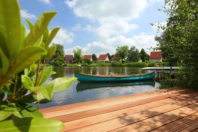 Uitzicht vanaf een vlonder aan het water bij een vakantiehuis op Roompot Vakantiepark Emslandermeer