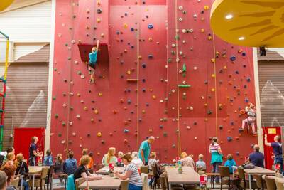 Grote klimwand op Roompot Vakantiepark Weerterbergen