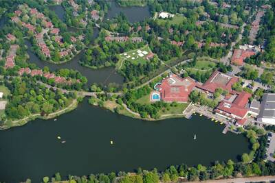 Luchtfoto van vakantiehuizen en het recreatiemeer van Roompot Vakantiepark Weerterbergen