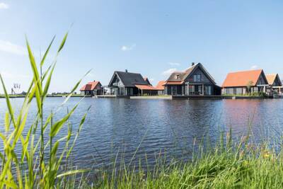 Vakantiehuizen aan het water op het kleinschalige Roompot Waterstaete Ossenzijl