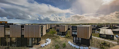 Luchtfoto van vakantiehuizen in de duinen op vakantiepark Roompot Zandvoort