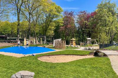 Grote speeltuin met airtrampoline op vakantiepark Topparken Landgoed de Scheleberg