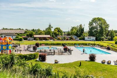 Het buitenbad en buiten peuterbad van vakantiepark Topparken Parc de IJsselhoeve