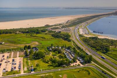 Luchtfoto van Vakantiepark Fort den Haak en het Noordzeestrand