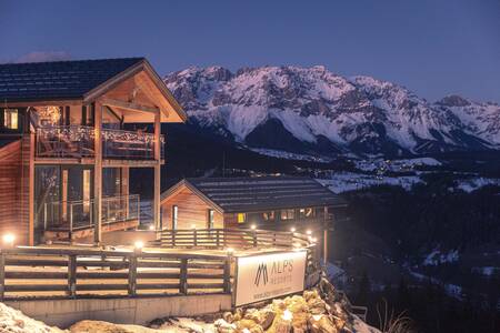 Vrijstaand chalet met op de achtergrond bergen op Alps Resorts Alpenchalets Reiteralm
