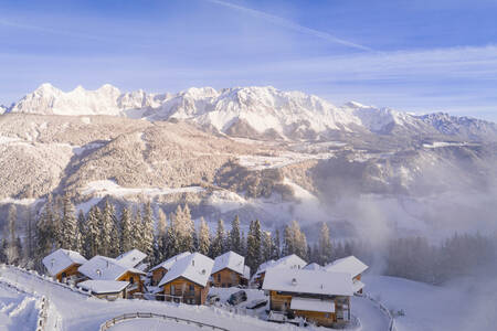 Luchtfoto van Alps Resorts Alpenchalets Reiteralm in de sneeuw