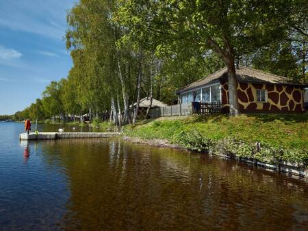 Jungalow accommodatie aan het water op vakantiepark Beeksebergen Lake Resort Beekse Bergen