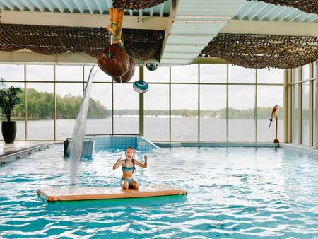 Zwemmen in het overdekte Maji Springs op Beeksebergen Lake Resort Beekse Bergen
