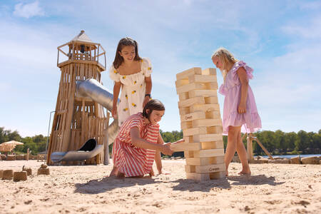 Kinderen spelen in een speeltuin aan het Victoriameer op Lake Resort Beekse Bergen