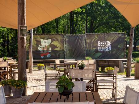 Een hapje en drankje op het terras op vakantiepark Beeksebergen Lake Resort Beekse Bergen