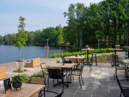 Terras aan het meer op Beeksebergen Lake Resort Beekse Bergen