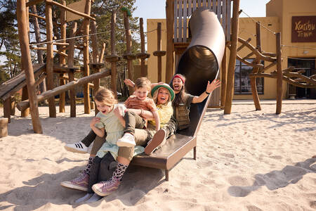 Een gezin op een glijbaan in een speeltuin op Safari Resort Beekse Bergen