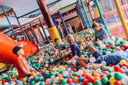 De ballenbak in het "Giga Konijnenhol" van vakantiepark Beerze Bulten