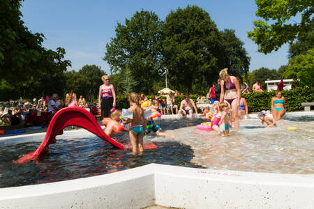 Buiten peuterbad op Buitenhof de Leistert