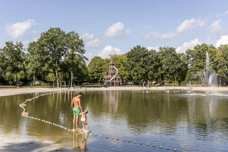 In de recreatievijver met zandstrand op Buitenhof de Leistert kunnen kinderen zwemmen en spelen