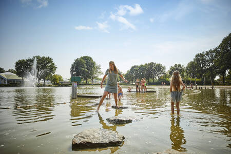 Spelende kinderen in waterspeeltuin op Buitenhof de Leistert