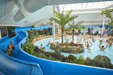 De grote glijbaan van het binnenbad van vakantiepark Buitenhof de Leistert