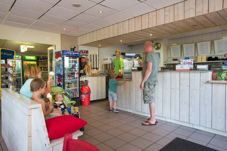 Mensen kopen ijsjes in de snackbar van vakantiepark Camping de Noetselerberg