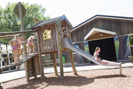 Kinderen aan het spelen in een speeltuin op vakantiepark Camping de Noetselerberg