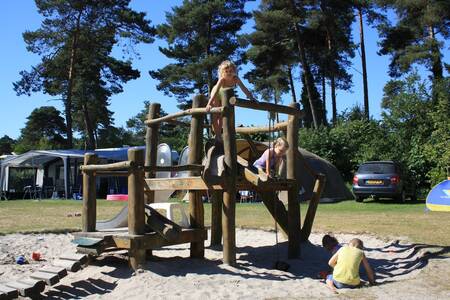 Kinderen aan het spelen in een speeltuin op vakantiepark Camping de Norgerberg